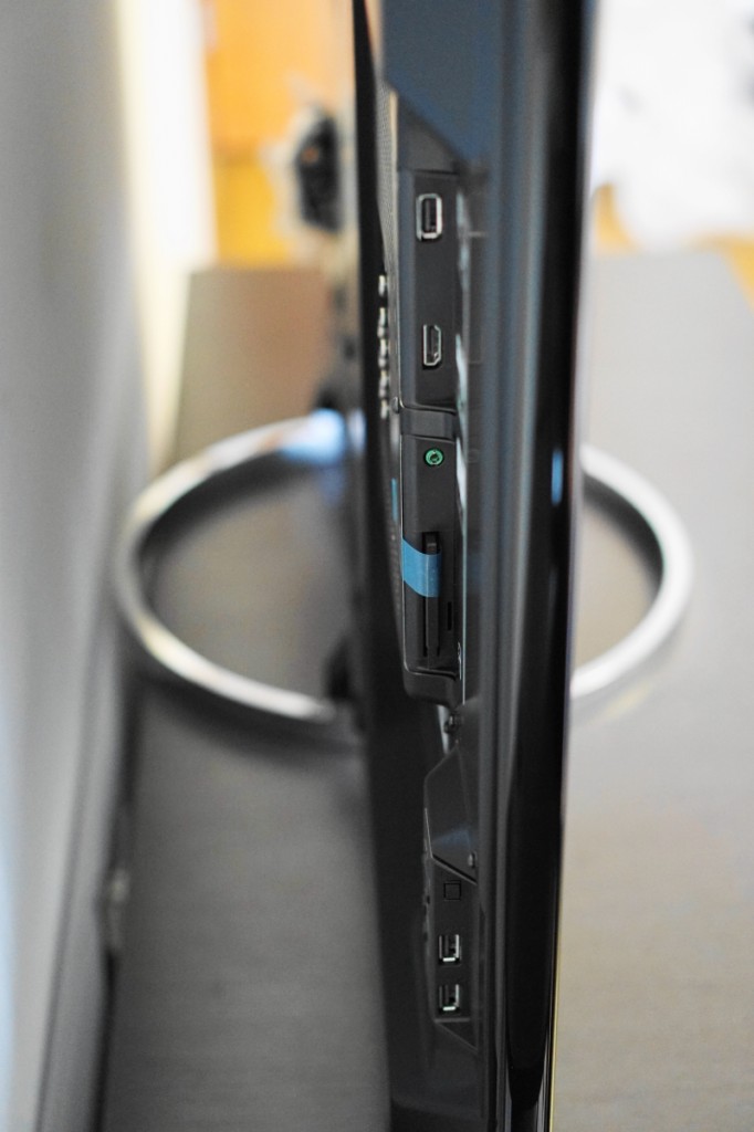 X8500A 的机身整体平坦。HDMI、USB、操作按钮等一些常用接口都位于左侧背部