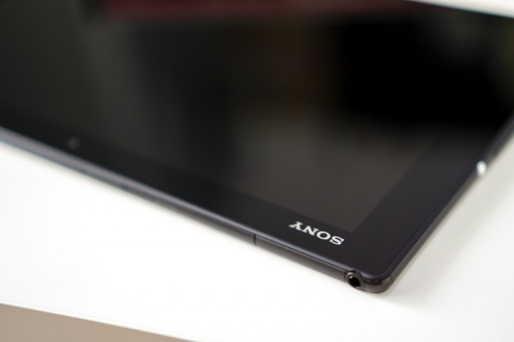 初代 Sony Tablet 正面是没有商标的，非要通过这种形式标识自己，是索尼的不自信与无可奈何；上方的 3.5mm耳机插孔裸露防水